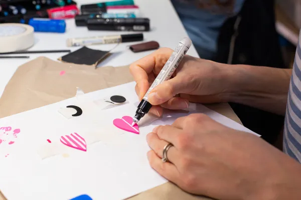 Réalisez votre bijou coloré et tendance en bois avec Virginie - Afbeelding nr. 3 - Wecandoo