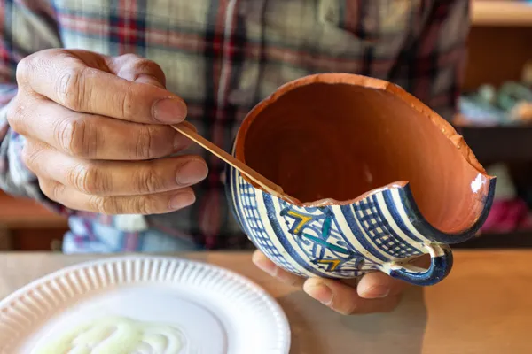 Initiez vous à l'art du kintsugi avec Géraldine - Image n°1 - Wecandoo