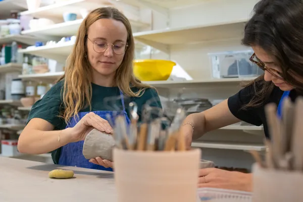 Réunissez votre équipe et modelez chacun votre pièce de céramique dans le Viaduc des Arts - Image n°2 - Wecandoo