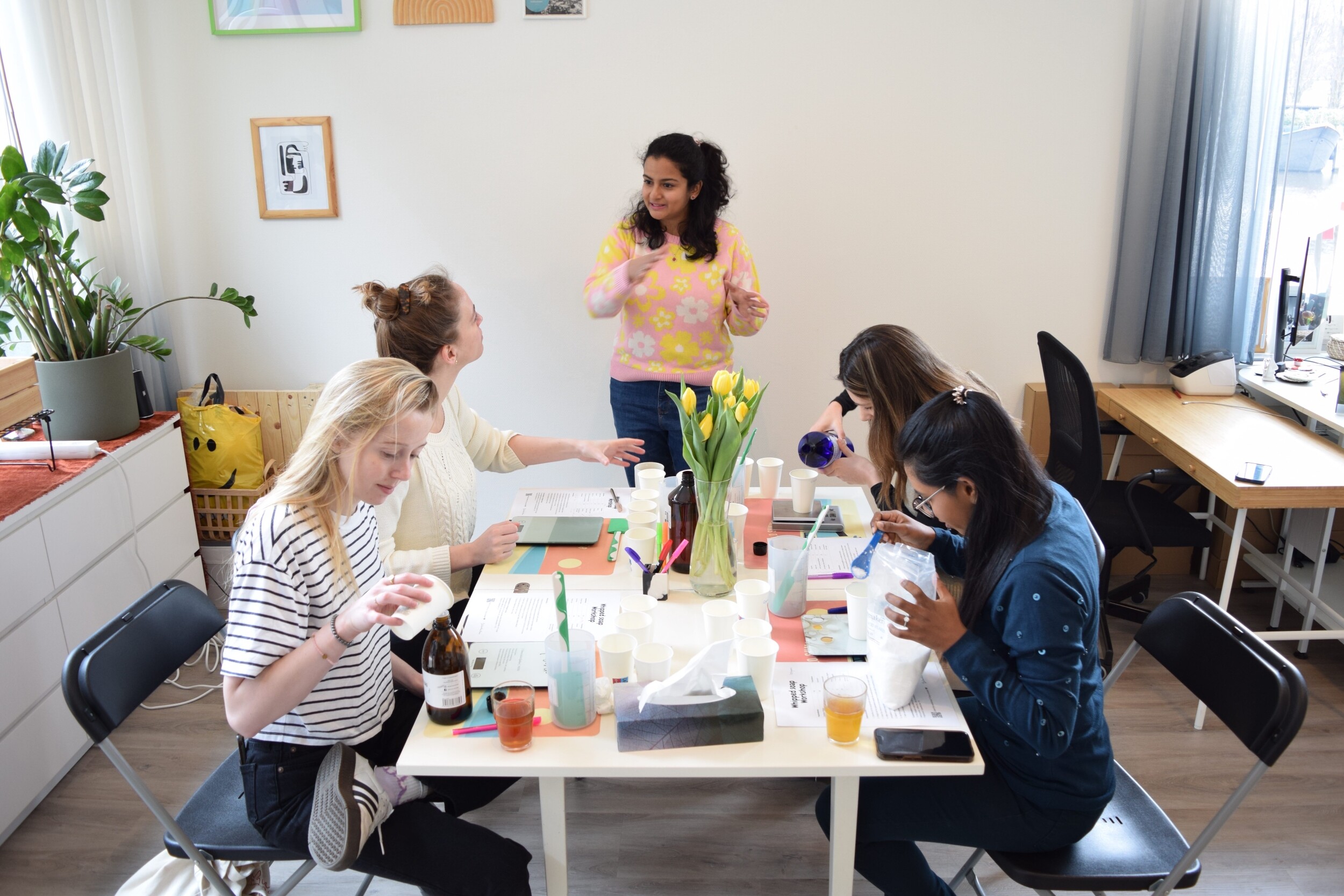 Wecandoo - Breng je team samen en maak je eigen biologische whipped soaps met Farah - Afbeelding nr. 1