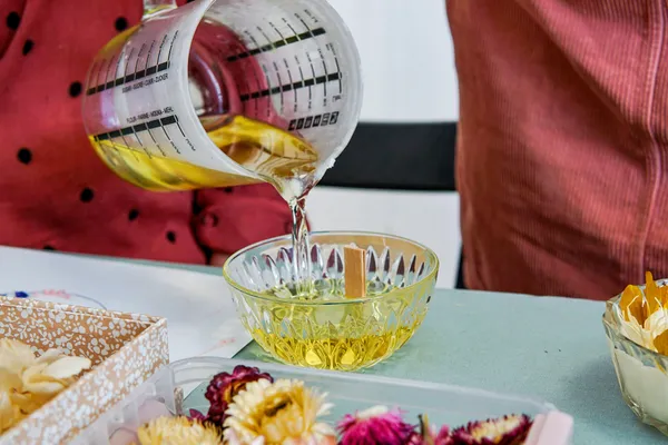 Enchantez votre équipe et fabriquez votre bougie fleurie avec Clémence - Image n°1 - Wecandoo