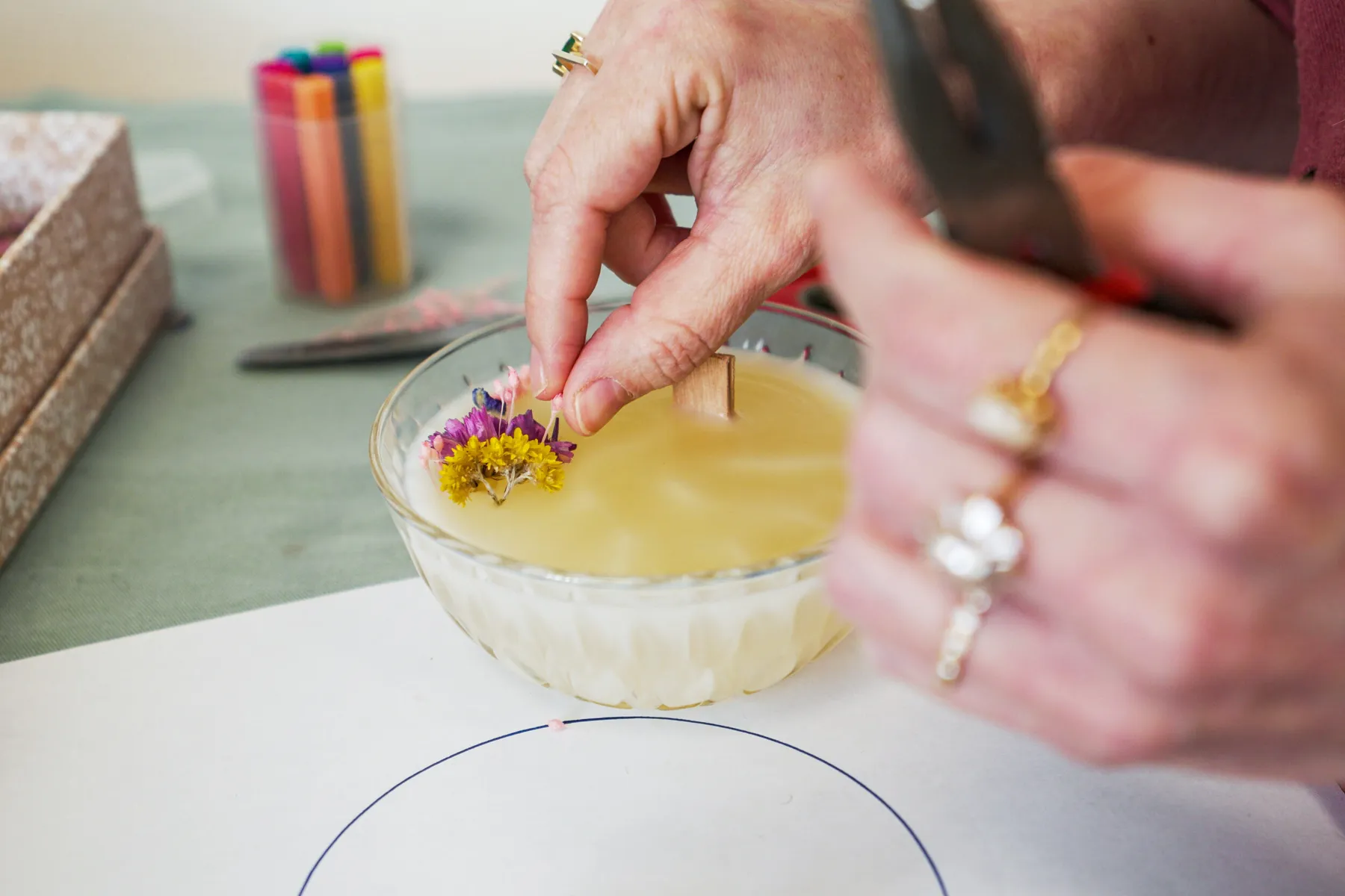 Enchantez votre équipe et fabriquez votre bougie fleurie avec Clémence - Image n°3 - Wecandoo