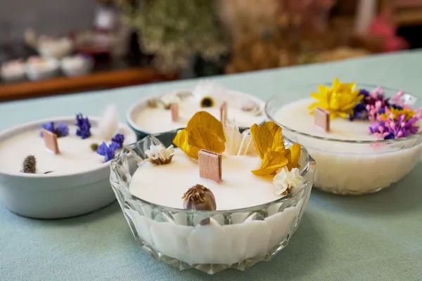 Enchantez votre équipe et fabriquez votre bougie fleurie avec Clémence - Image n°4 - Wecandoo