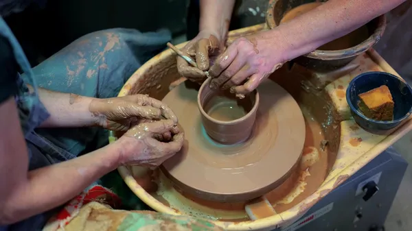 Initiez-vous au tour de potier avec Nathalie - Image n°3 - Wecandoo