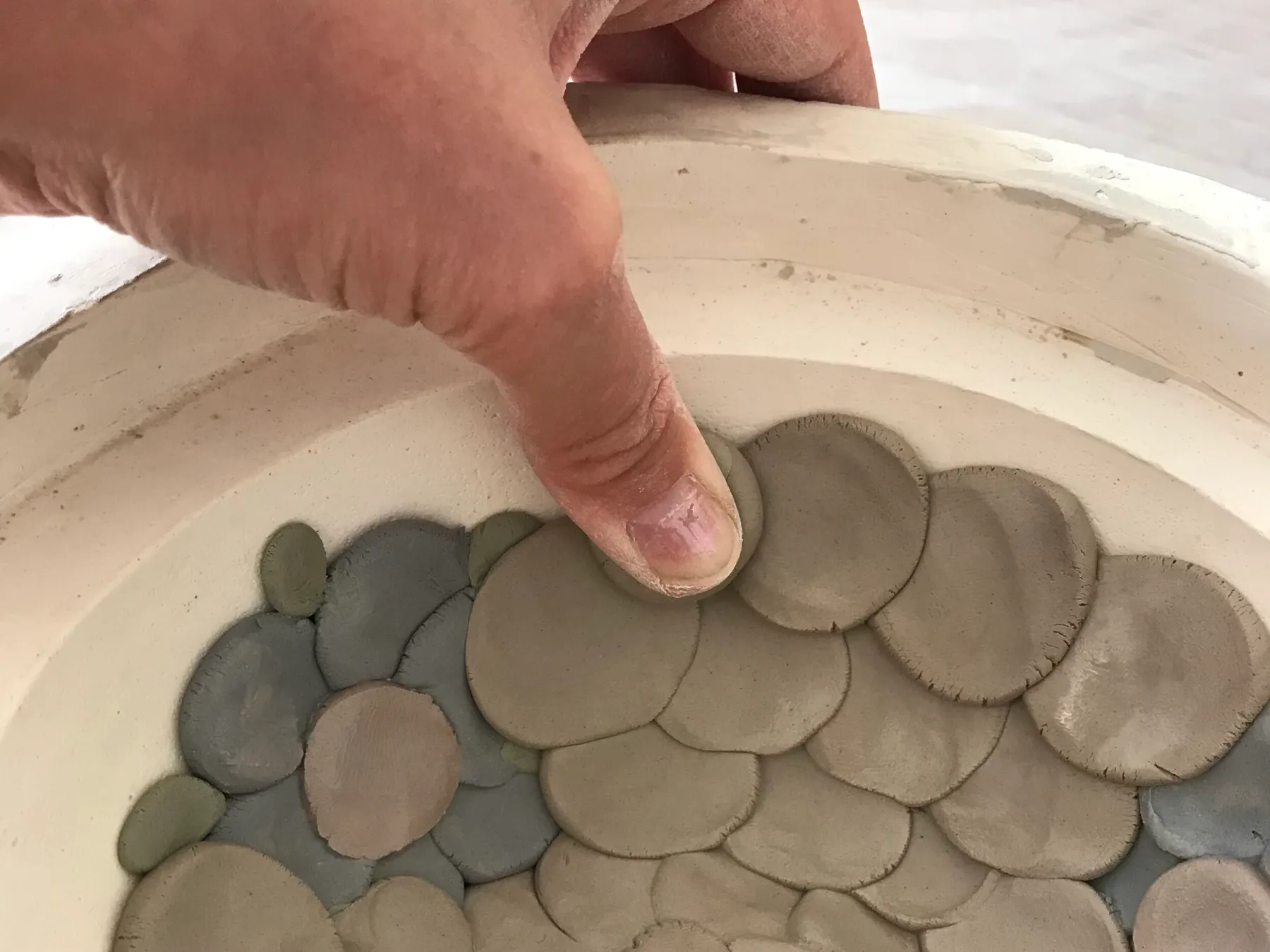 Créez votre bol grâce à la technique du moulage à la boulette avec Pauline - Image n°3 - Wecandoo