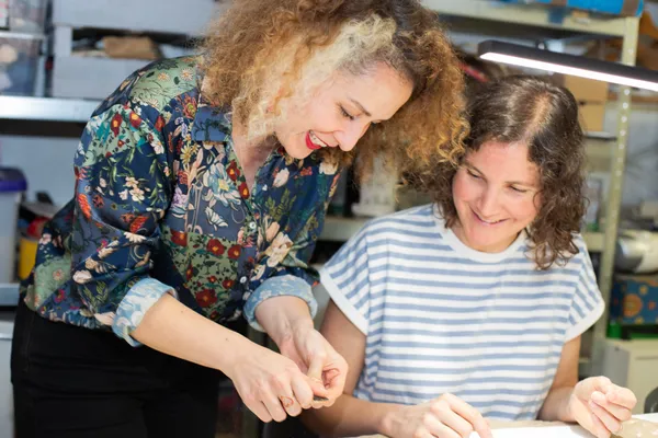 Réalisez votre bijou coloré et tendance en bois avec Virginie - Afbeelding nr. 5 - Wecandoo