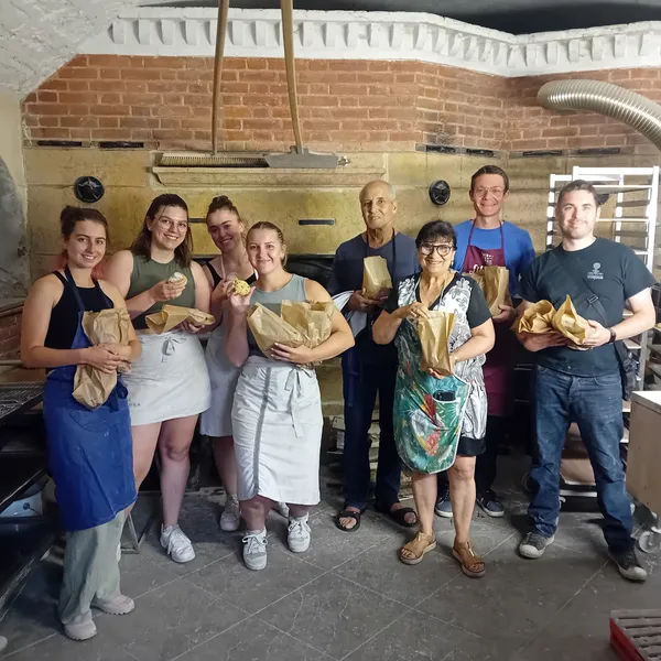 Rassemblez votre équipe et réalisez ensemble vos pizzas, cookies et brioches roulées au feu de bois avec Élise - Image n°3 - Wecandoo