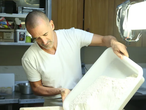 Rassemblez votre équipe et réalisez ensemble vos pizzas, cookies et brioches roulées au feu de bois avec Élise - Image n°2 - Wecandoo