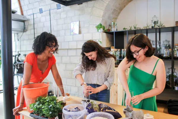 Rassemblez votre équipe et réalisez vos petits terrariums lumineux avec Aude - Image n°3 - Wecandoo