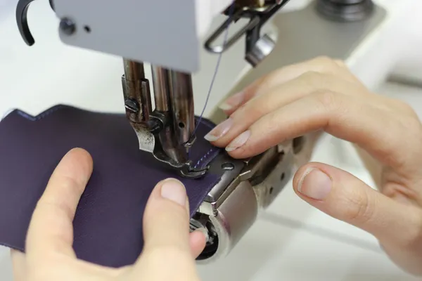 Surprenez votre équipe et réalisez votre accessoire de petite maroquinerie avec Pierre - Image n°3 - Wecandoo