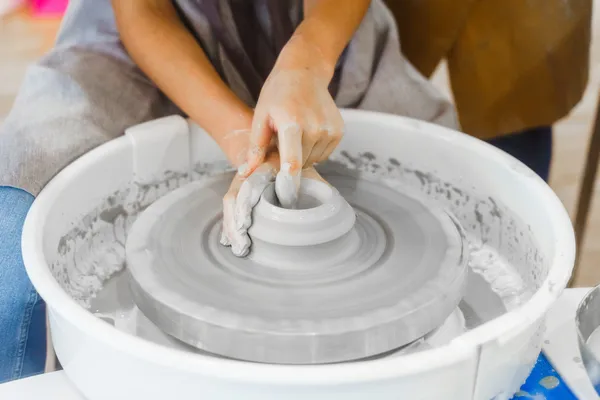 Initiez-vous au tour de potier avec Marion - Image n°3 - Wecandoo