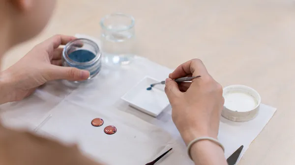 Fabriquez votre parure de bijoux en émaillage sur cuivre avec Chloé - Image n°1 - Wecandoo