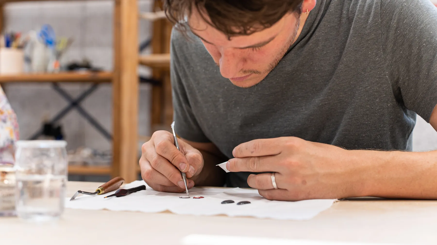 Fabriquez votre parure de bijoux en émaillage sur cuivre avec Chloé - Image n°2 - Wecandoo