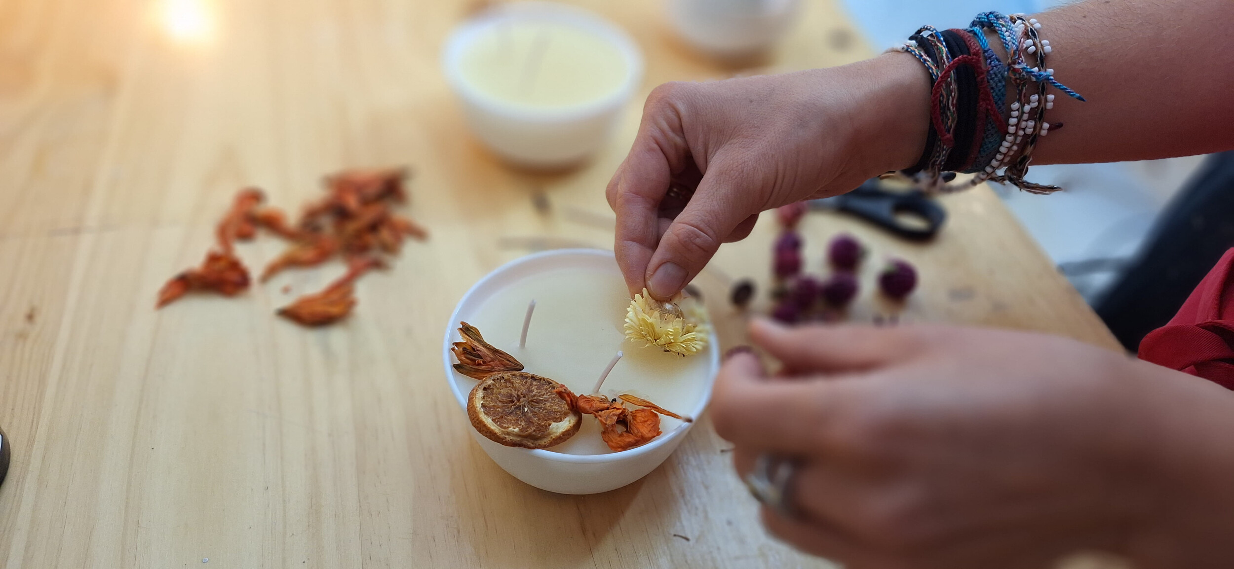 Wecandoo - Réalisez votre bougie parfumée fleurie avec Fabrice - Image n°3