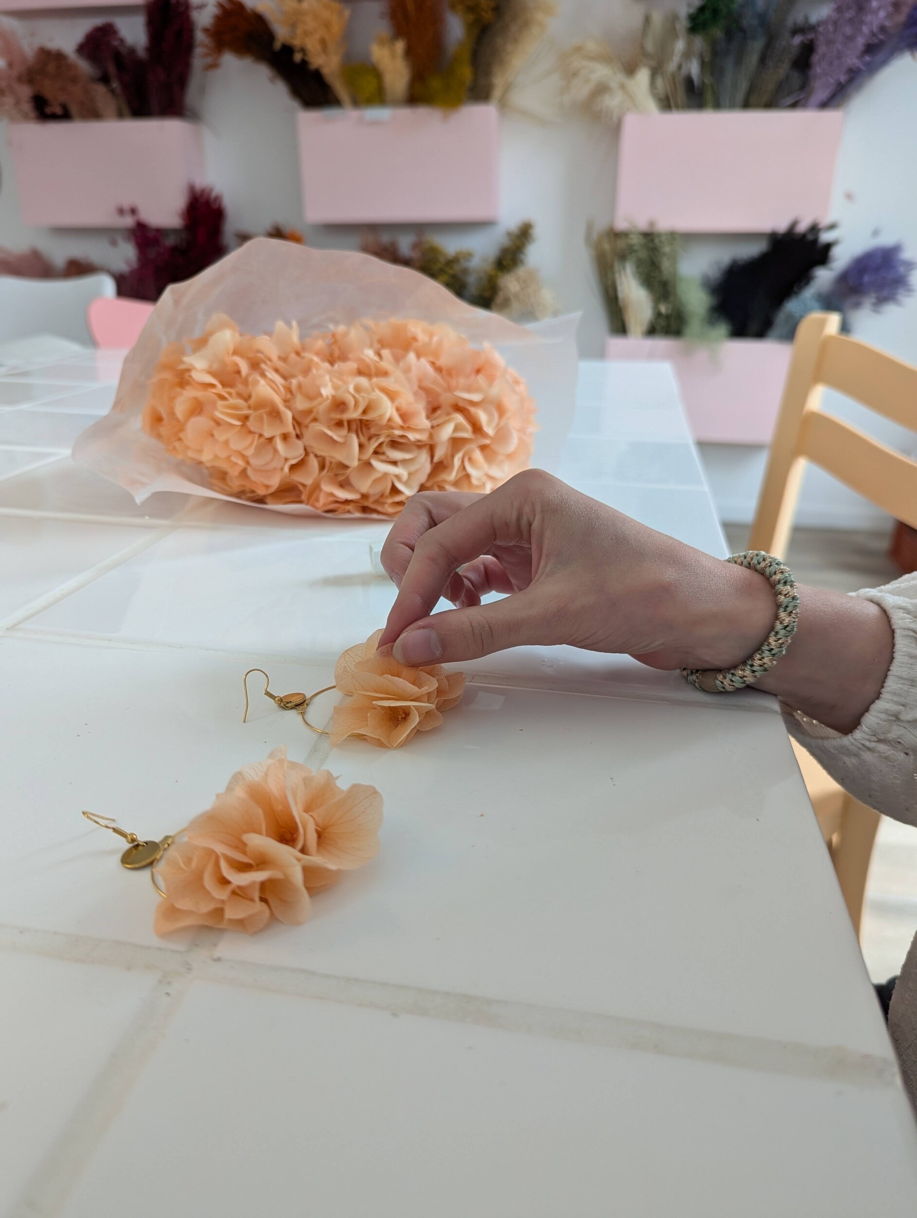 Wecandoo - Créer vos boucles d'oreille en fleurs stabilisées avec Léana - Image n°3