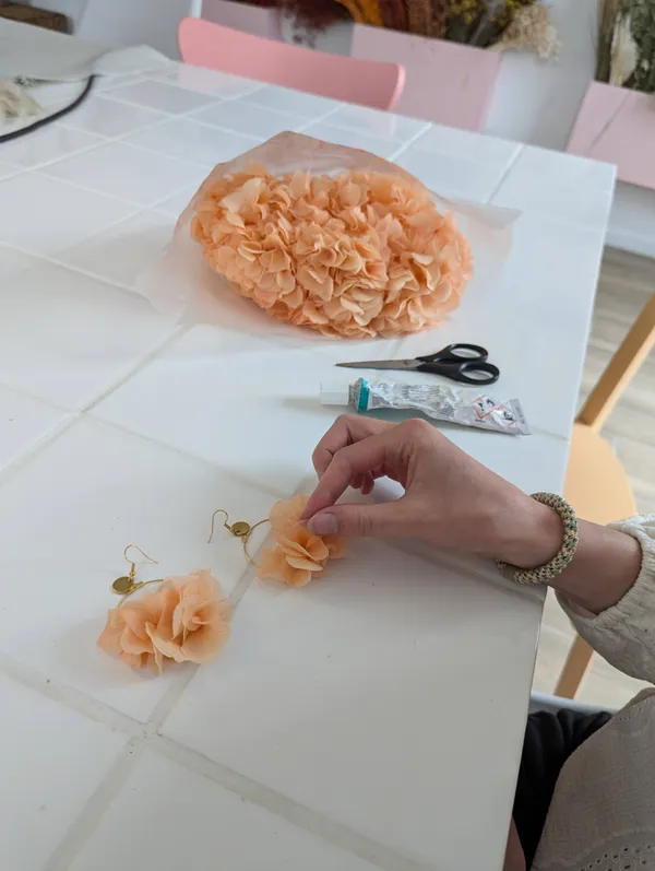 Créer vos boucles d'oreille en fleurs stabilisées avec Léana - Afbeelding nr. 4 - Wecandoo