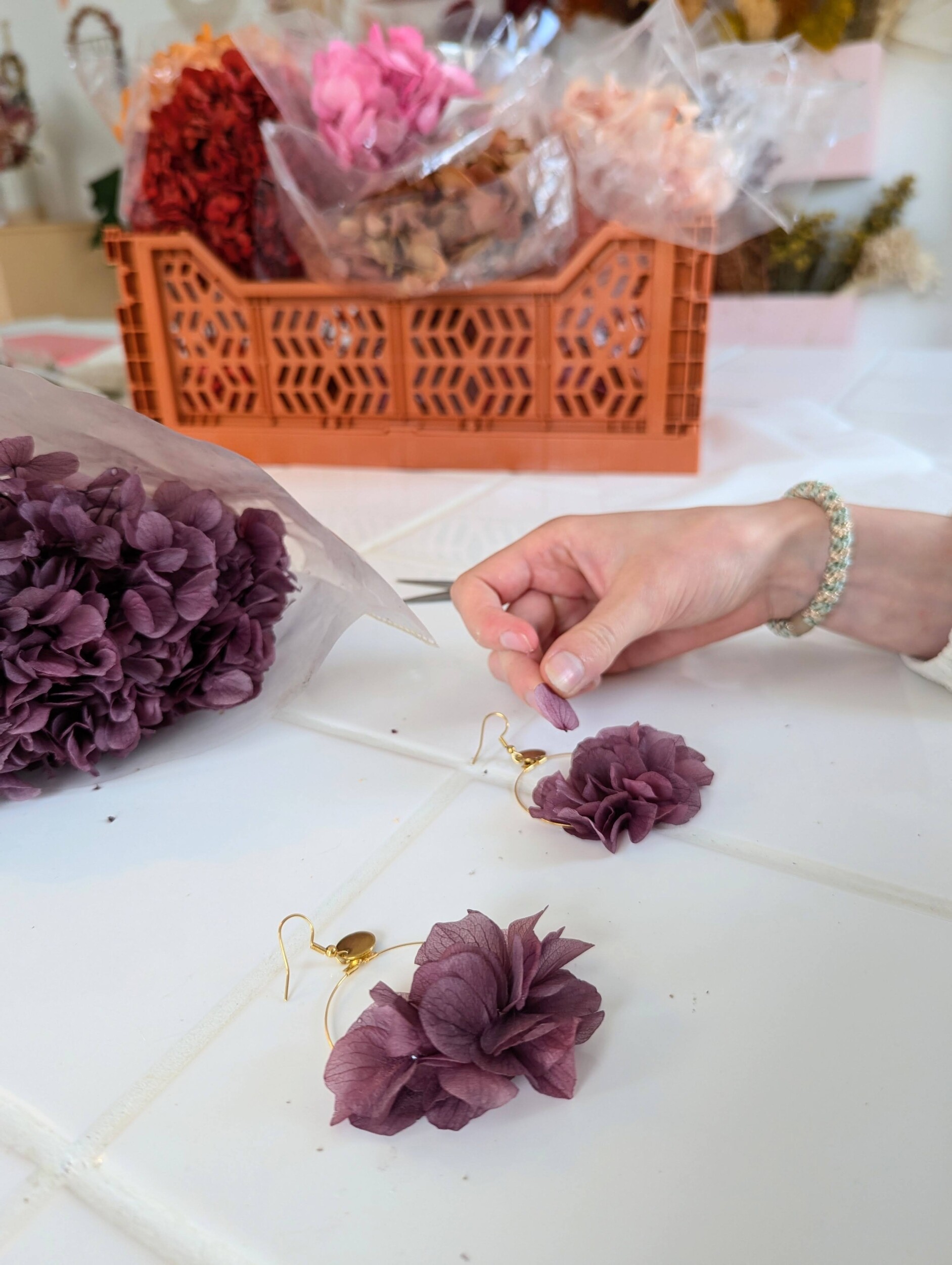 Wecandoo - Créer vos boucles d'oreille en fleurs stabilisées avec Léana - Image n°2