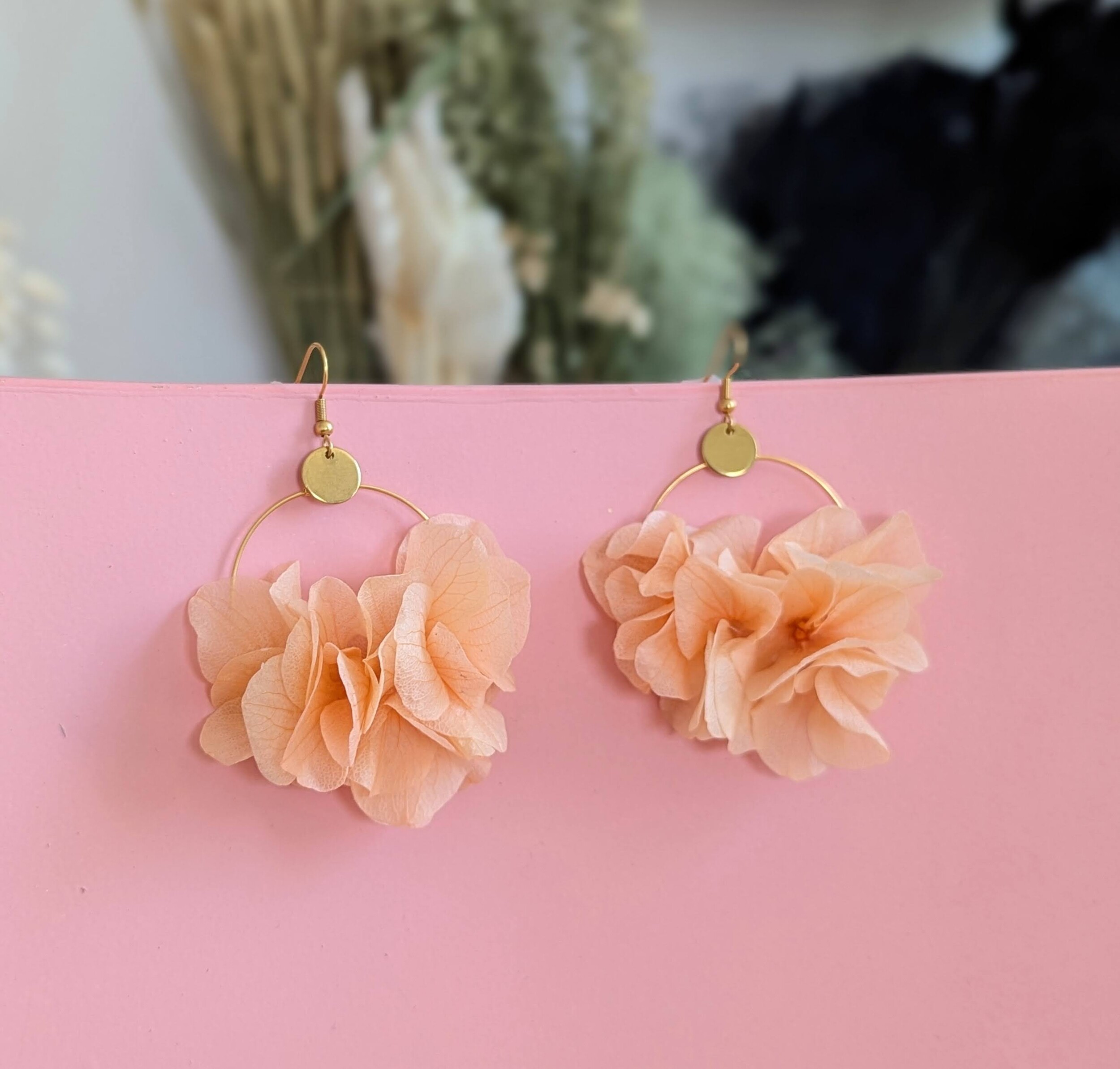 Créer vos boucles d'oreille en fleurs stabilisées