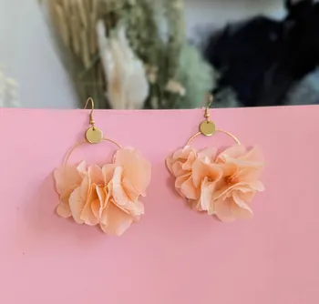 Créer vos boucles d'oreille en fleurs stabilisées