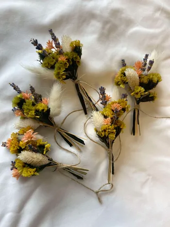 Réalisez une guirlande en fleurs séchées en groupe