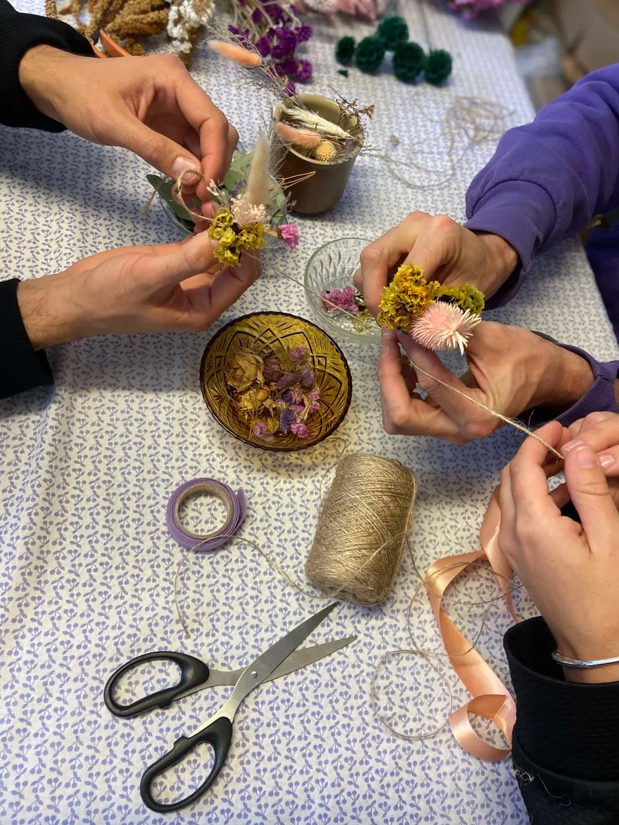 Enchantez votre équipe et réalisez ensemble une guirlande en fleurs séchées dans votre lieu avec Pauline - Image n°1 - Wecandoo