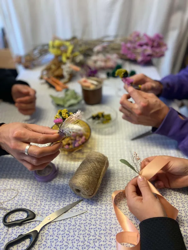 Enchantez votre équipe et réalisez ensemble une guirlande en fleurs séchées dans votre lieu avec Pauline - Image n°3 - Wecandoo