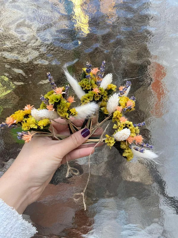 Enchantez votre équipe et réalisez ensemble une guirlande en fleurs séchées dans votre lieu avec Pauline - Image n°2 - Wecandoo