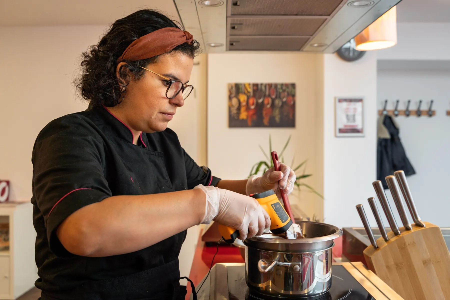 Enchantez votre équipe et réalisez chacun vos chocolats  avec Julia - Image n°1 - Wecandoo