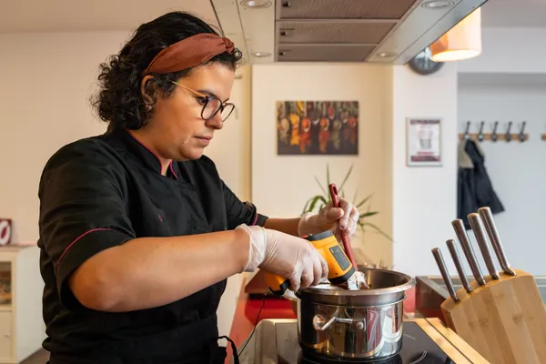 Enchantez votre équipe et réalisez chacun vos chocolats  avec Julia - Image n°1 - Wecandoo