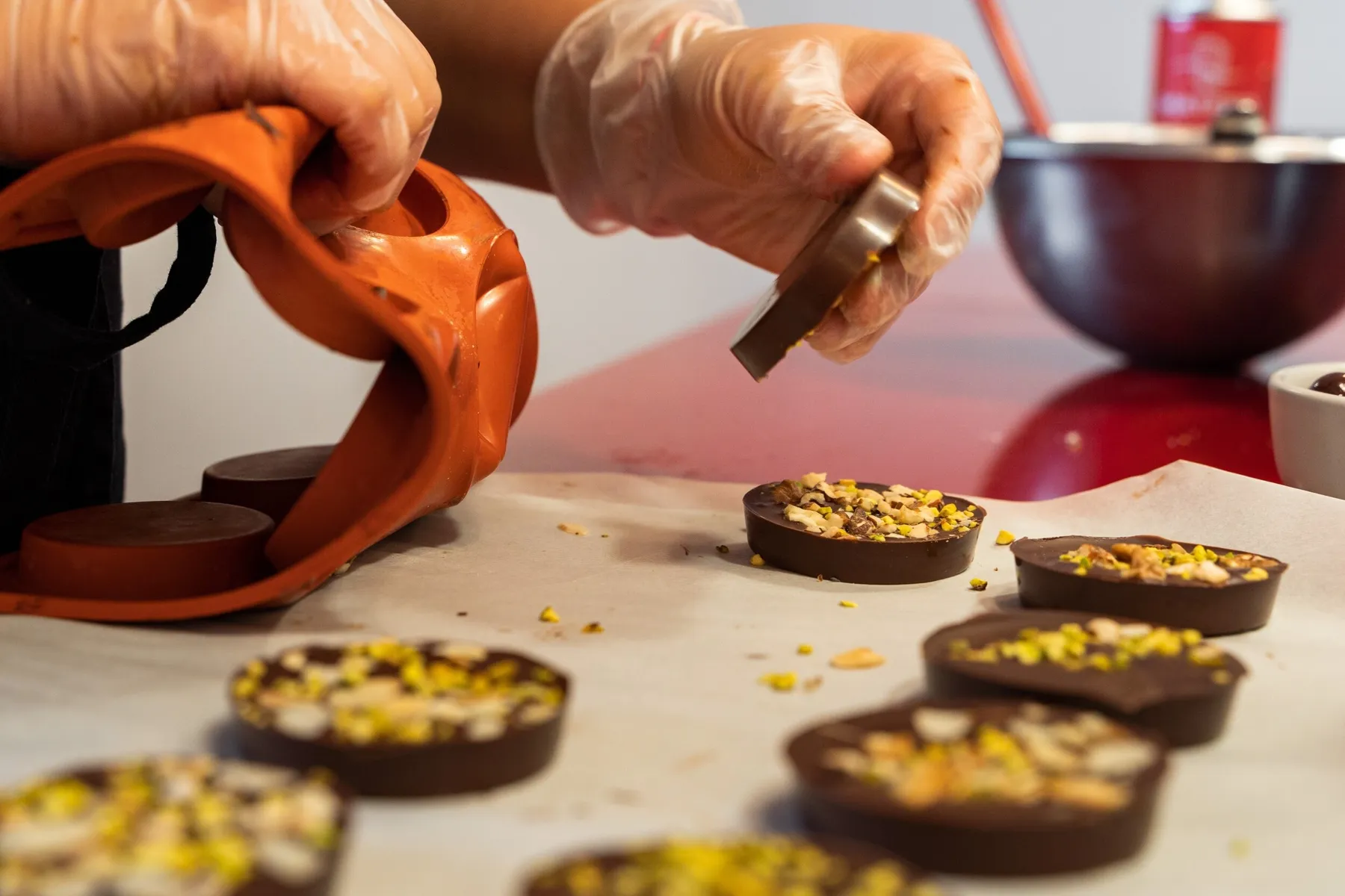 Enchantez votre équipe et réalisez chacun vos chocolats  avec Julia - Image n°3 - Wecandoo