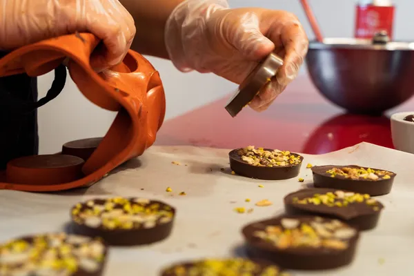 Enchantez votre équipe et réalisez chacun vos chocolats  avec Julia - Image n°3 - Wecandoo