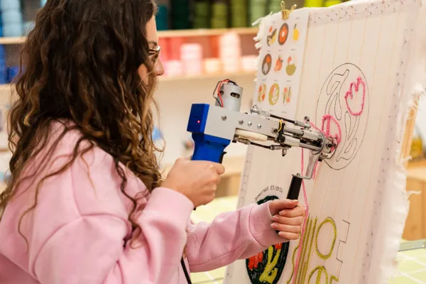 Rassemblez votre équipe et initiez-les au tufting autour d'un apéro avec Caroline - Image n°2 - Wecandoo