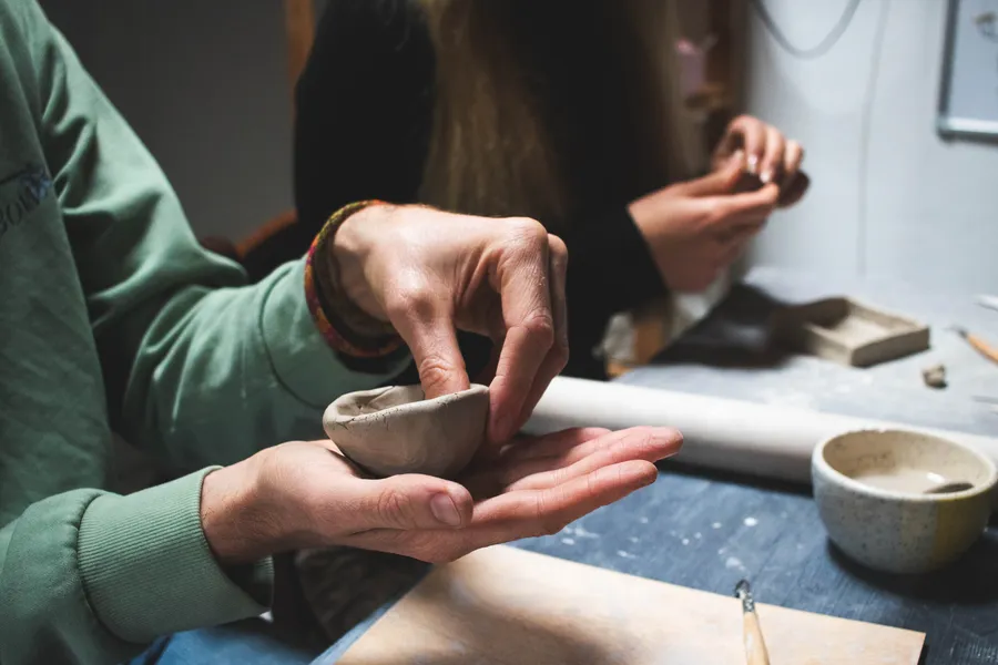 Modelez un ensemble tasse/soucoupe avec votre enfant accompagnés par Sandrina - Image n°1 - Wecandoo