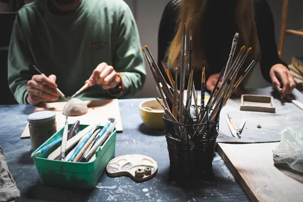 Modelez un ensemble tasse/soucoupe avec votre enfant accompagnés par Sandrina - Image n°3 - Wecandoo