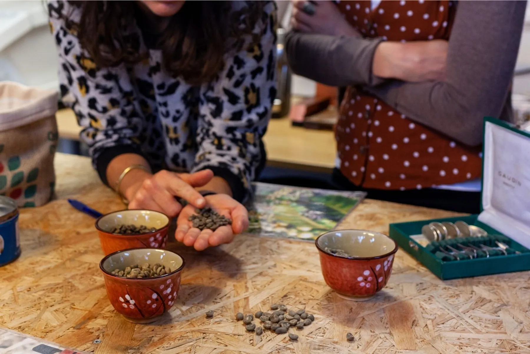 Réunissez votre équipe pour une dégustation de café de spécialité avec Hélène, Emilie et Tanguy - Image n°2 - Wecandoo