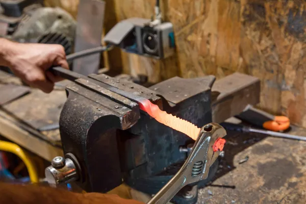 Rassemblez votre équipe et réalisez votre porte-manteaux mural avec Elie - Image n°4 - Wecandoo