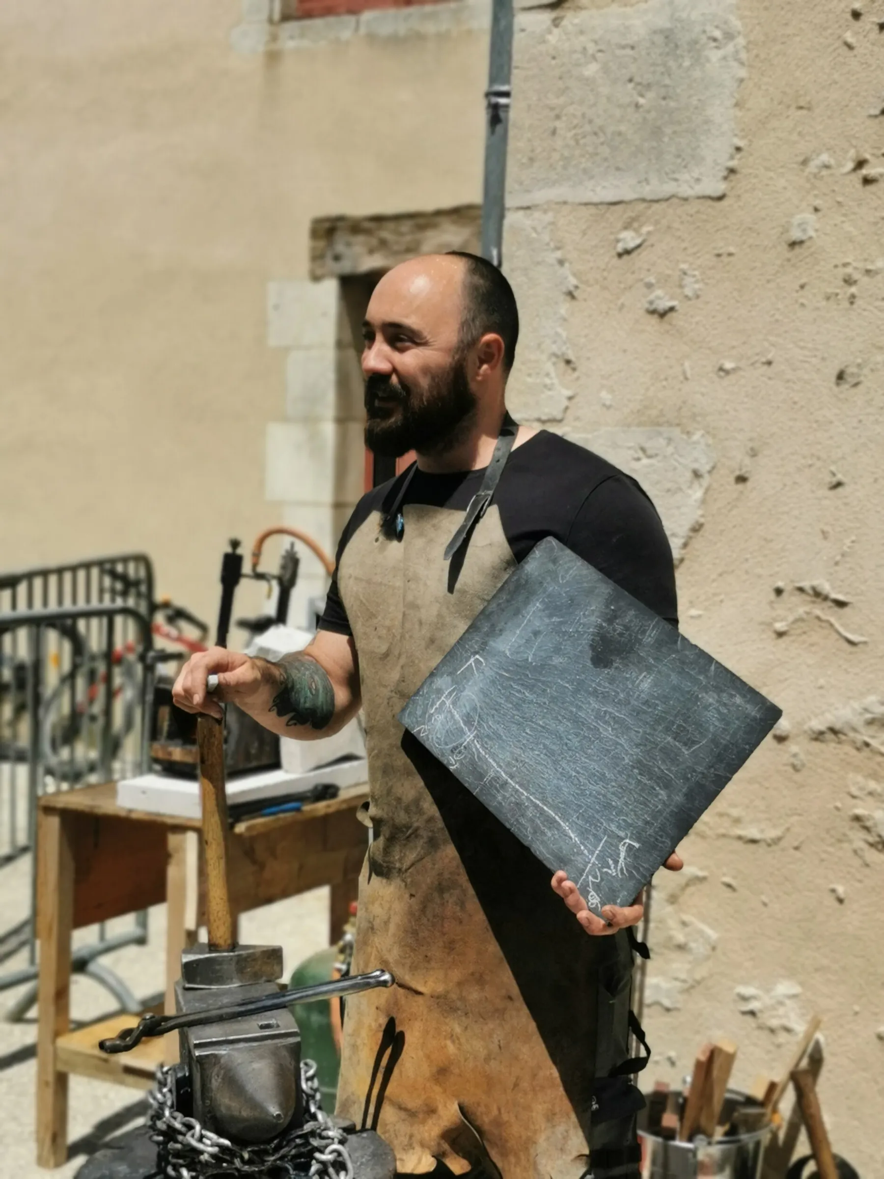 Rassemblez votre équipe et réalisez votre porte-manteaux mural avec Elie - Image n°1 - Wecandoo