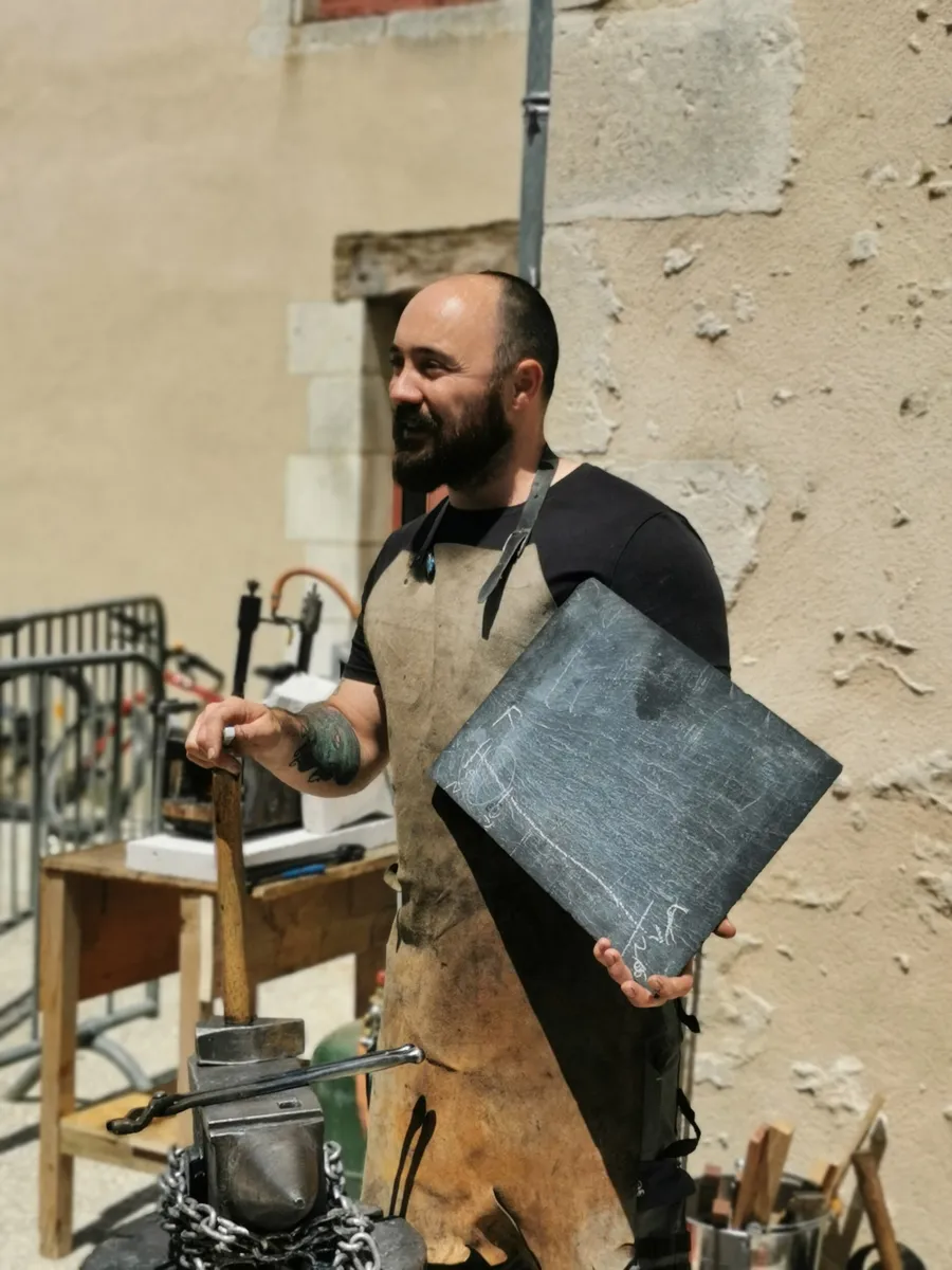 Rassemblez votre équipe et réalisez votre porte-manteaux mural avec Elie - Image n°1 - Wecandoo