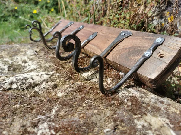 Rassemblez votre équipe et réalisez votre porte-manteaux mural avec Elie - Image n°2 - Wecandoo