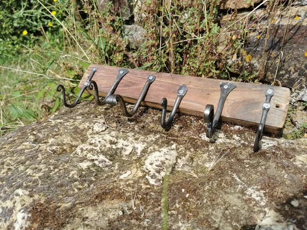 Rassemblez votre équipe et réalisez votre porte-manteaux mural avec Elie - Image n°5 - Wecandoo