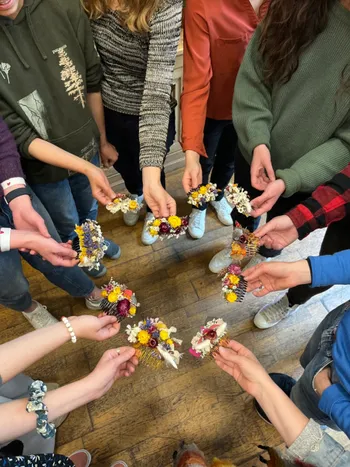 Réalisez vos accessoires floraux en groupe