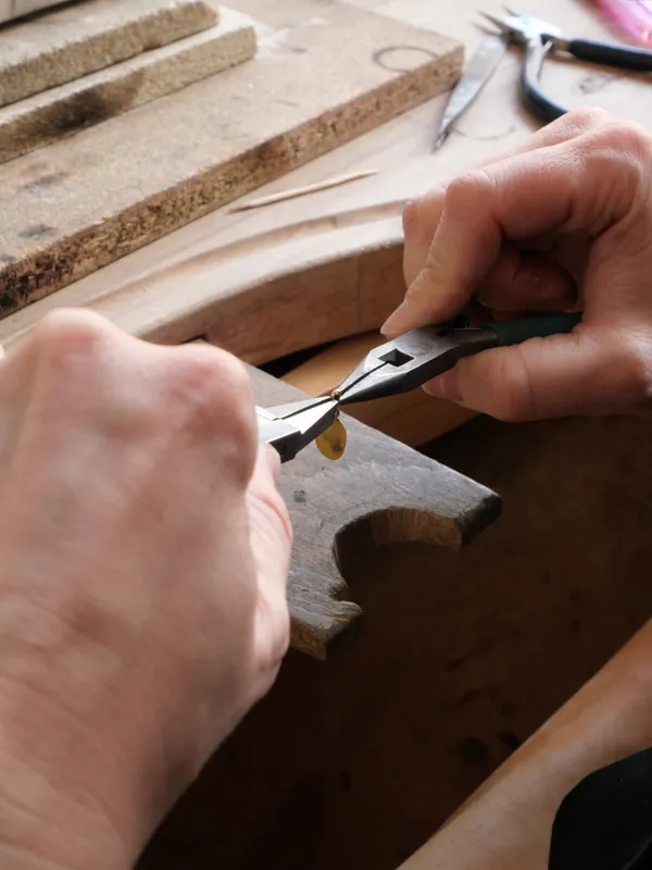 Recyclez vos anciens bijoux et transformez-les avec Julie - Image n°5 - Wecandoo