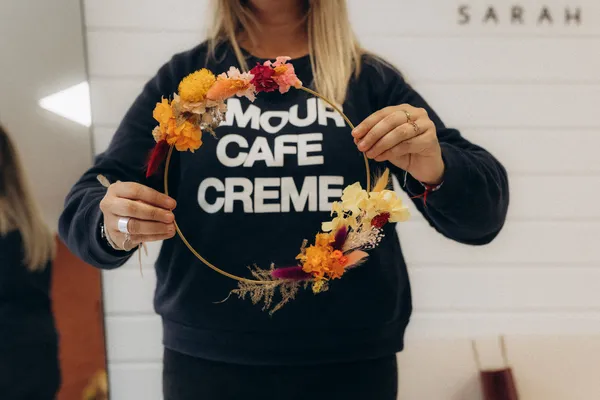 Réalisez votre couronne murale en fleurs séchées - Image n°5 - Wecandoo