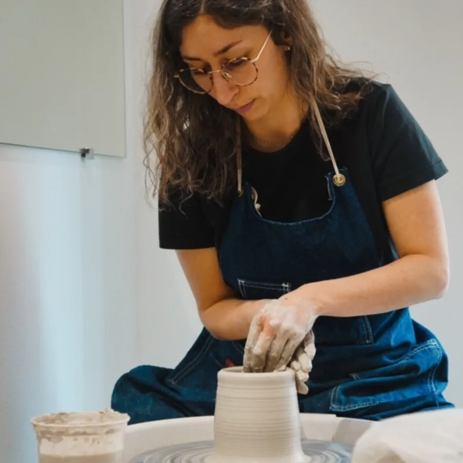 Initiez-vous au tour de potier en duo avec Manon lors d'un atelier privé - Afbeelding nr. 1 - Wecandoo