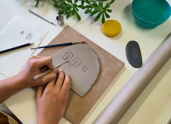 Fabriquez votre parure de bijoux en céramique avec Laura et son équipe - Image n°1 - Wecandoo