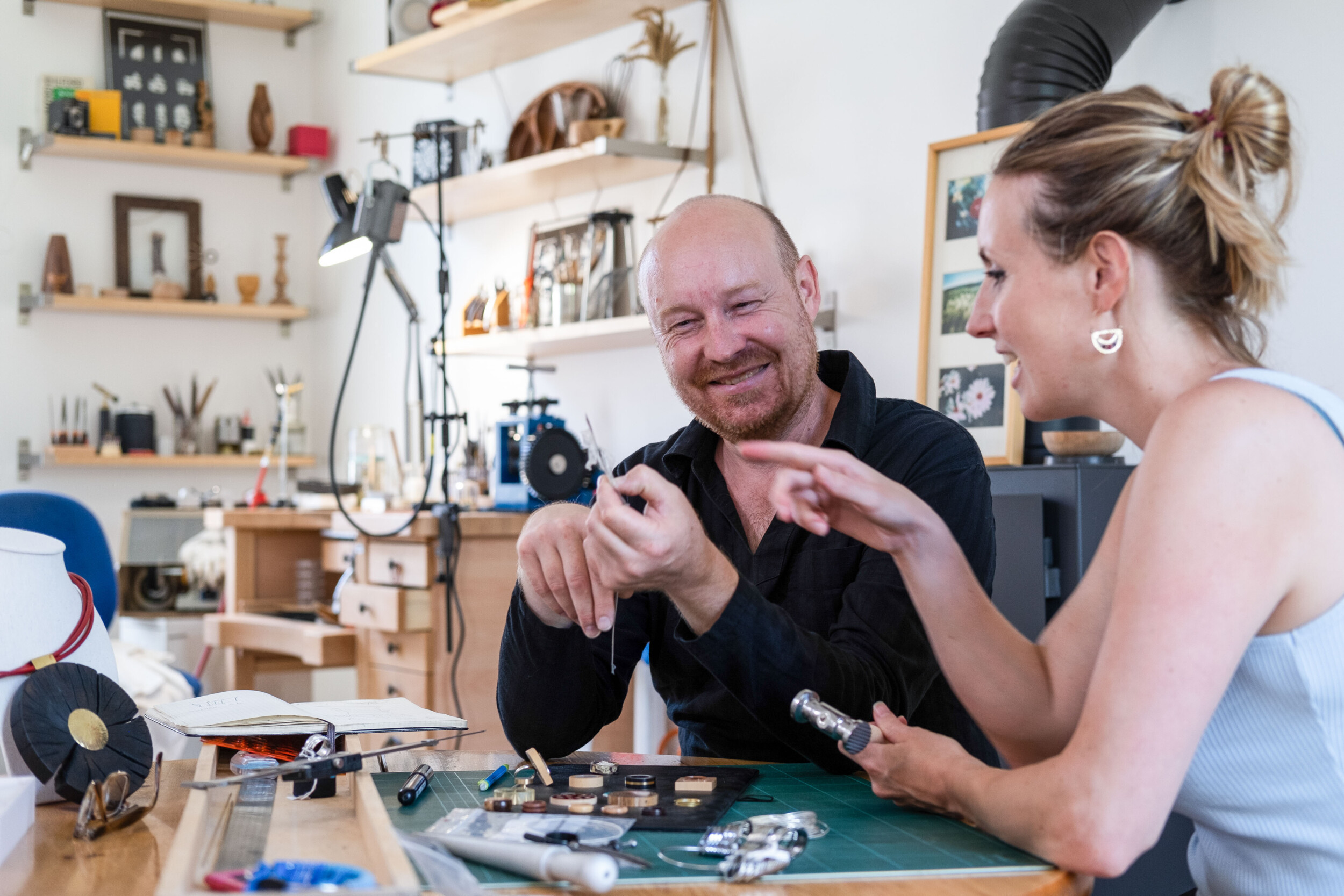 Wecandoo - Sertissez une pierre naturelle sur une bague en argent avec Christophe - Image n°3