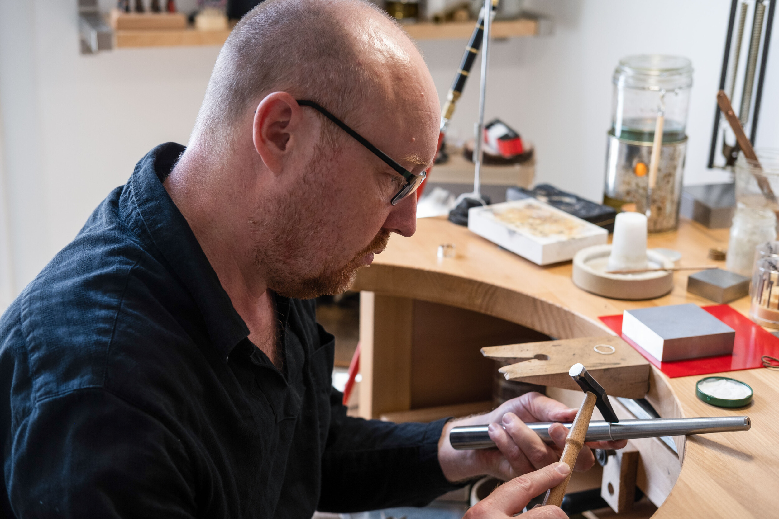 Wecandoo - Sertissez une pierre naturelle sur une bague en argent avec Christophe - Image n°7