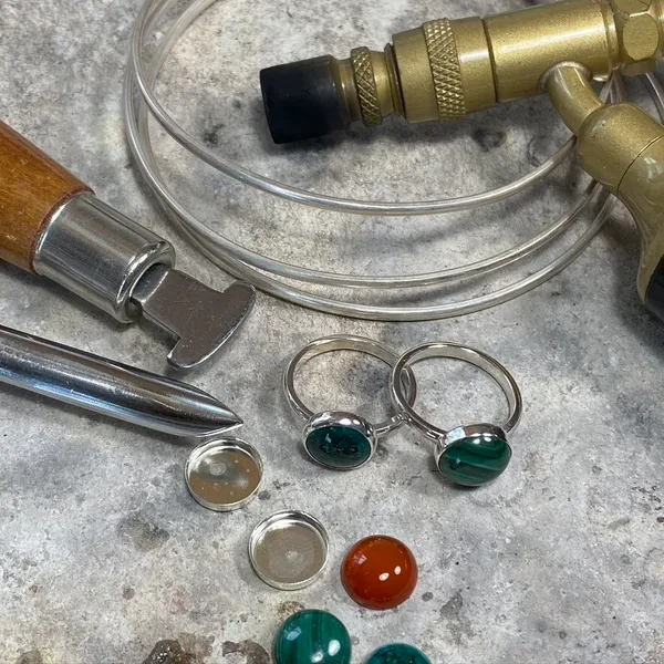 Créez votre bague en argent sertie d'une pierre naturelle avec Christophe - Image n°1 - Wecandoo