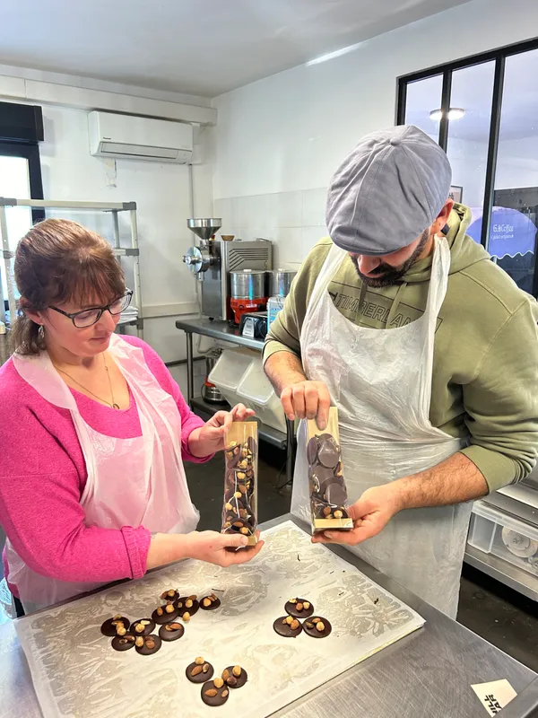 Réunissez votre équipe et plongez ensemble dans l’univers gourmand du chocolat avec Romain - Image n°5 - Wecandoo