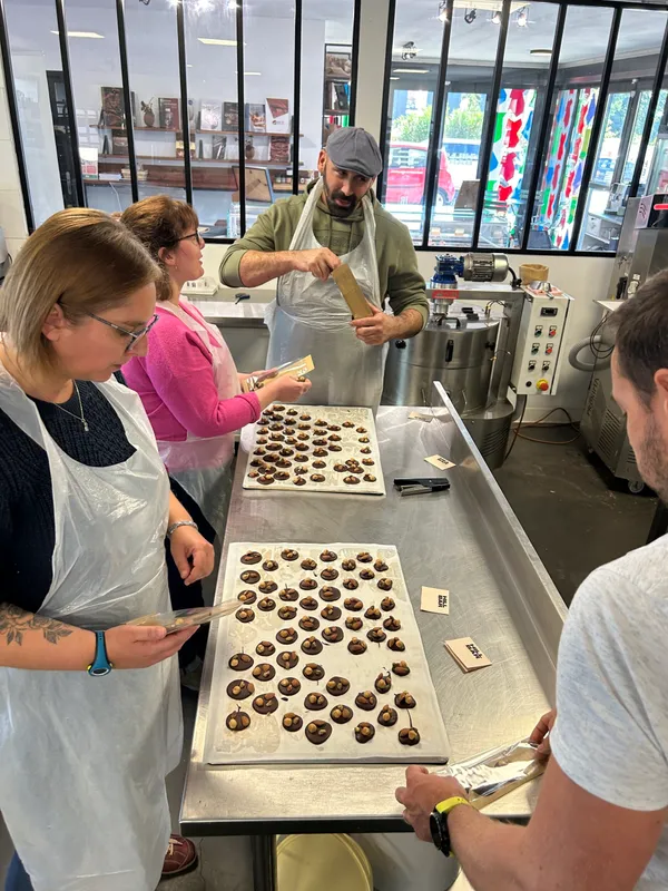Réunissez votre équipe et plongez ensemble dans l’univers gourmand du chocolat avec Romain - Image n°3 - Wecandoo